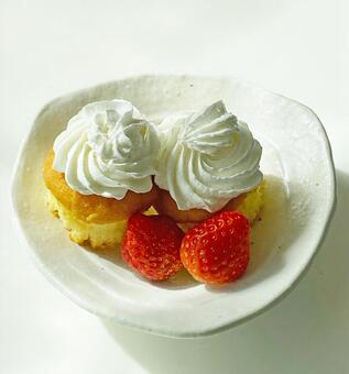 プチケーキ　カップケーキ カップケーキ,プチケーキ,生クリームの写真素材