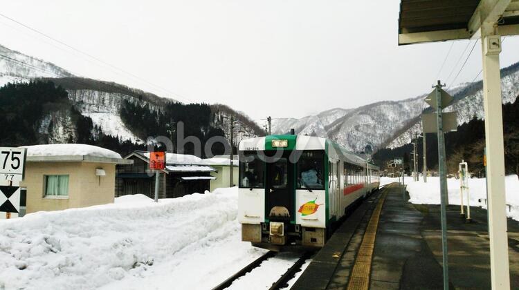 冬の山と電車３ 冬,電車,雪の写真素材