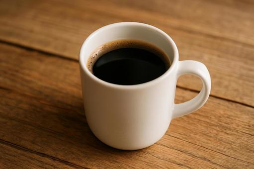 白いマグカップに入ったコーヒー 白いマグカップに入ったコーヒーの写真