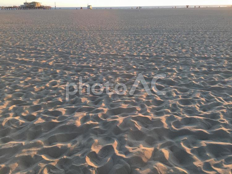 夕暮れの砂浜 景色,海辺,ビーチの写真素材