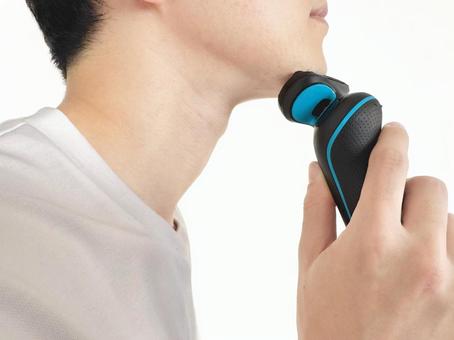 ひげを剃る男性 ひげを剃る男性の写真