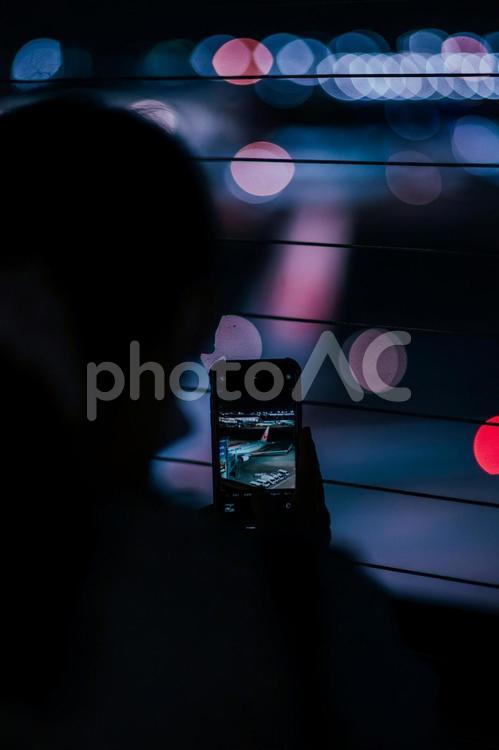 エアポートで娘を待つ母の携帯 携帯,女性,シルエットの写真素材