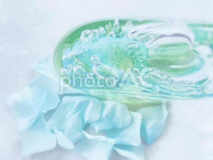 水色の花びらとガラスの置物の背景素材 ガラス,水色,淡いの写真素材