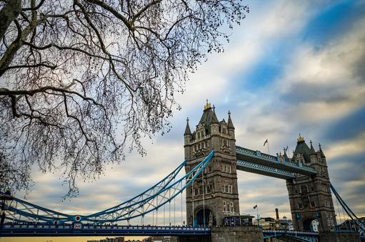 曇り空と橋の塔 曇り空と橋の塔 タワーブリッジ,橋,ロンドンの写真素材