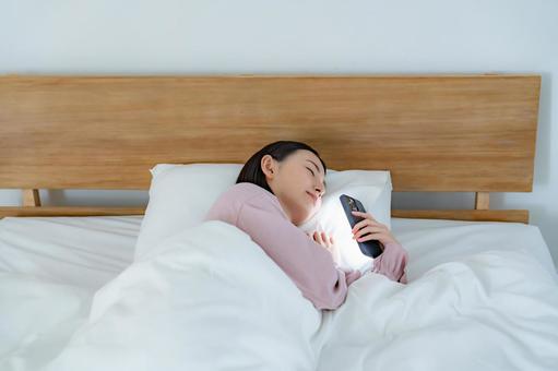寝落ちする女性 寝落ち,携帯電話,トラブルの写真素材