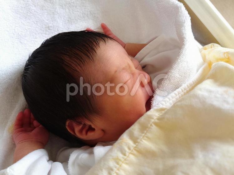 起きて泣きそうなあかちゃん 赤ちゃん,生まれたて,眠るの写真素材