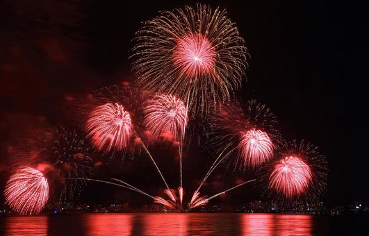 鮮やかな赤系湖上打ち上げ花火/松江水郷祭 鮮やかな赤系湖上打ち上げ花火/松江水郷祭の写真