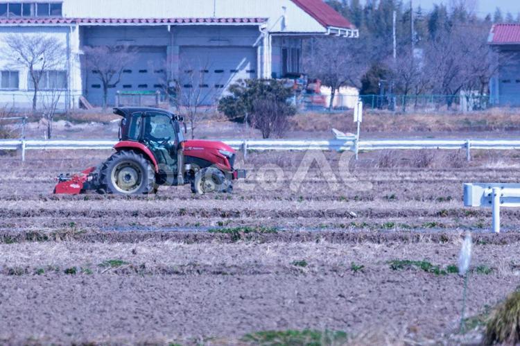 田植えの下準備中のトラクター 農業,畑,農家の写真素材