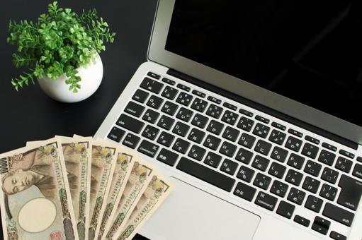 パソコンと日本円の現金 パソコンと日本円の現金 パソコン,日本円,現金の写真素材