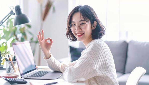 家計がうまくいきスマホ片手に微笑む女性 家計がうまくいきスマホ片手に微笑む女性の写真