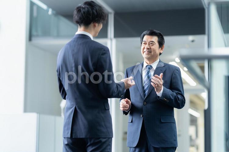 オフィスで打ち合わせをするビジネスマン ビジネス,会議,ビジネスマンの写真素材