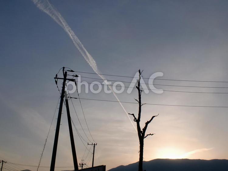 夕暮れ時に空を流れる飛行機雲 飛行機雲,空,雲の写真素材