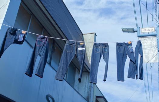 ジーンズストリートに干してあるジーンズ ジーンズ,倉敷,岡山の写真素材