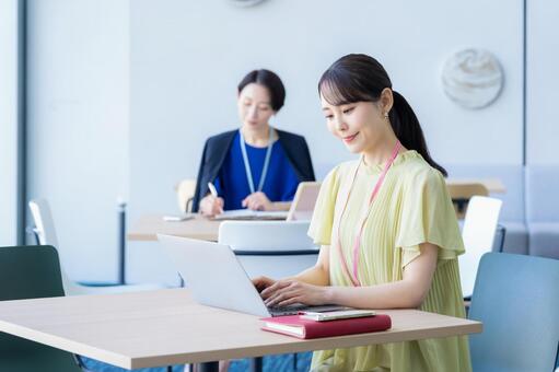 オフィスで働くビジネスウーマン ビジネス,ビジネスウーマン,エンジニアの写真素材