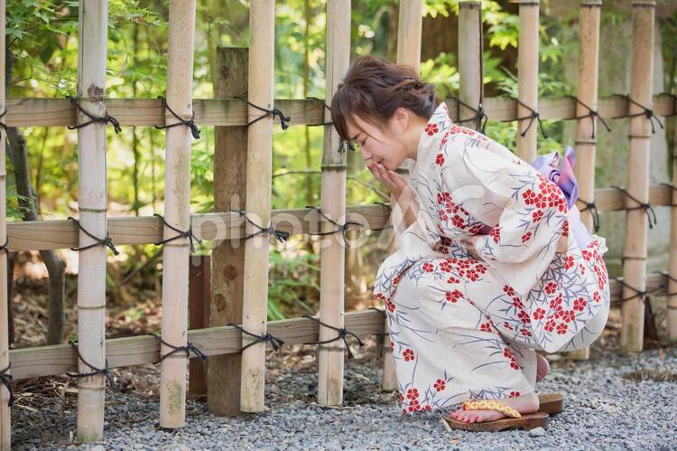 浴衣をきた体調不良の女性 浴衣,吐き気,食中毒の写真素材
