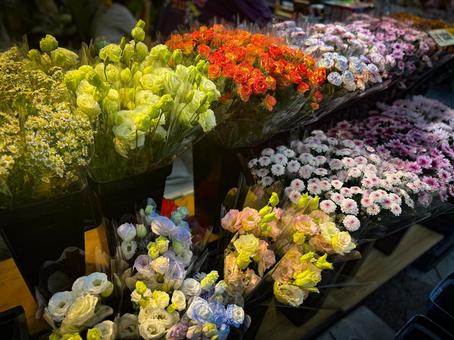 夜の花市場で並ぶ色鮮やかな花の露店 夜の花市場で並ぶ色鮮やかな花の露店 花市場,街中,露店の写真素材