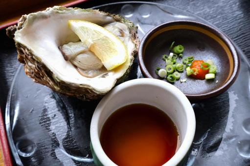 新鮮な生牡蠣(岩牡蠣) 新鮮な生牡蠣(岩牡蠣) 牡蠣,岩牡蠣,生の写真素材