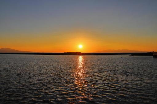 長洲港から眺める夕日 夕日,夕焼け,オレンジ色の写真素材