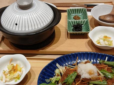 土鍋とおろしカツ 土鍋とおろしカツ 辛味噌,塩こんぶ,和食の写真素材
