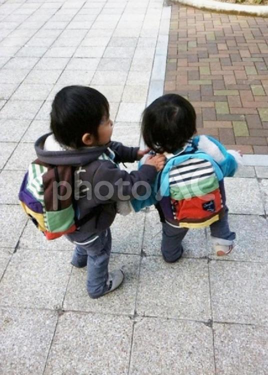 子ども　兄弟　あっちだよ！ 兄弟,仲良し,子供の写真素材