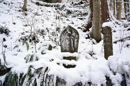 雪に埋もれた石仏 雪,冬,12月の写真素材