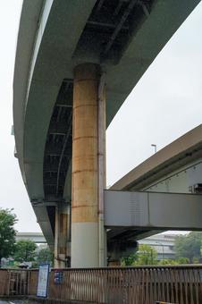 雨降りの首都高（竹橋) ビル街,首都高,雨の写真素材