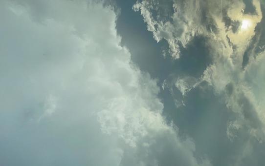 雲の切れ間から差し込む光 雲の切れ間から差し込む光の写真