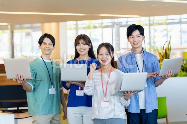 頑張る若いエンジニア エンジニア,ガッツポーズ,ビジネスマンの写真素材