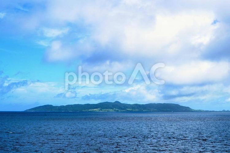 沖縄・海上から見る西表島 西表島,空,雲の写真素材