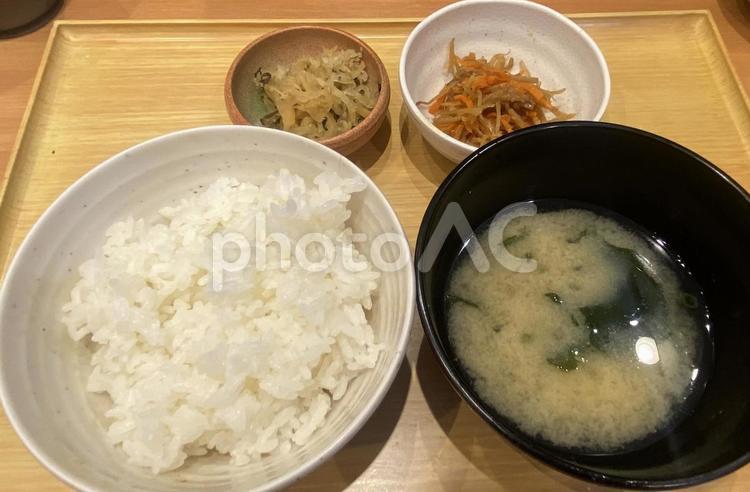 ご飯　お味噌汁　お新香　きんぴらごぼう ご飯,お味噌汁,味噌汁の写真素材