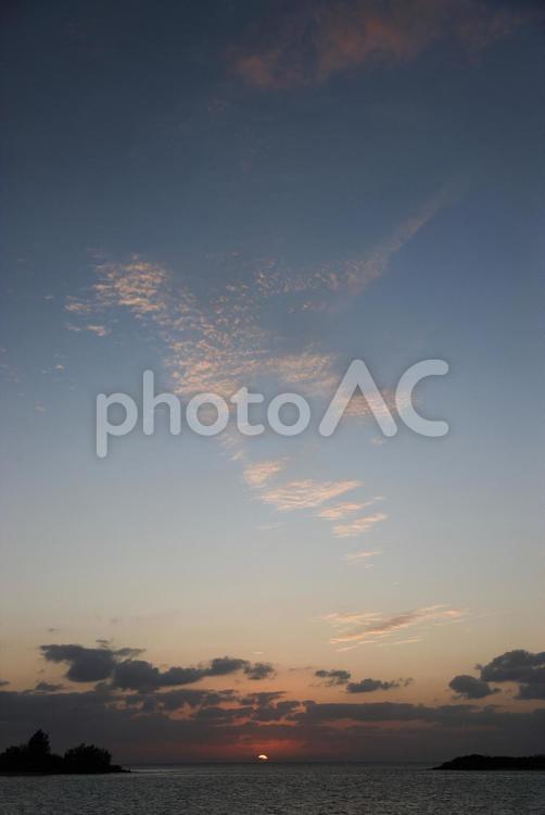 沖縄県　宮古島　夕暮れの海岸 夕焼け,空,太陽の写真素材