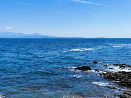 神奈川県真鶴町の琴ヶ浜から三浦半島を遠望 神奈川県真鶴町の琴ヶ浜から三浦半島を遠望 琴ヶ浜,真鶴半島,真鶴町の写真素材