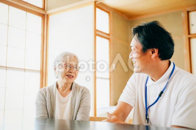 在宅介護を受ける高齢者女性 介護,在宅介護,訪問介護の写真素材