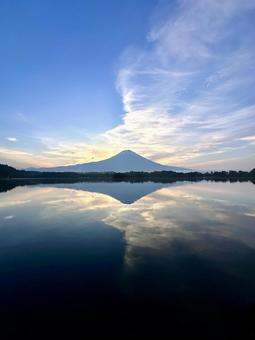 朝の田貫湖から見る富士山と雲空 朝の田貫湖から見る富士山と雲空 富士山,朝,田貫湖の写真素材