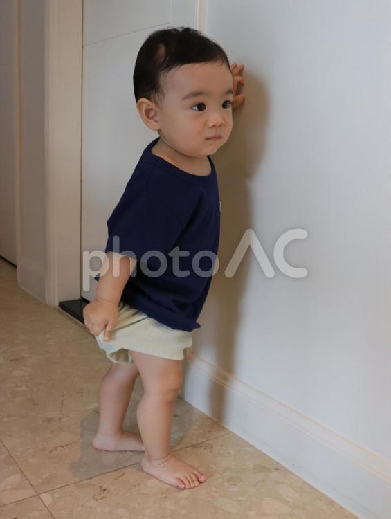 立つ練習をする赤ちゃん 赤ちゃん,ベビー,０歳の写真素材
