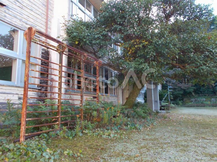 木造校舎・廃校「九鬼小学校」と遊具 九鬼小学校,廃校,レトロの写真素材