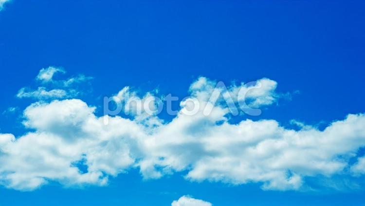 横に長く伸びる雲 青空,空,雲の写真素材