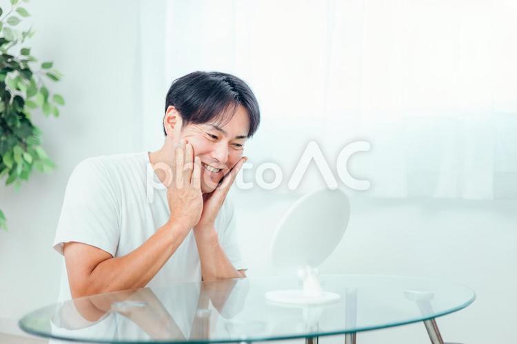 肌の調子がいい男性（笑顔） スキンケア,メンズ美容,笑顔の写真素材