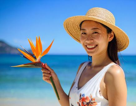ストレチアの花・夏空と麦わら帽子の彼女 ストレチアの花・夏空と麦わら帽子の彼女の写真