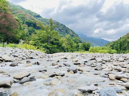 雲空の下の山間河川と岩場 雲空の下の山間河川と岩場 河川,川,渓流の写真素材
