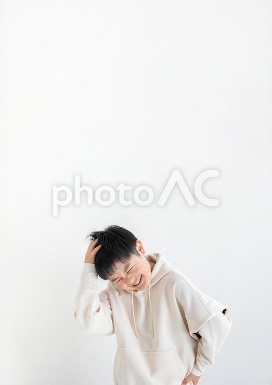 頭を抱える男の子 悩む,少年,困るの写真素材