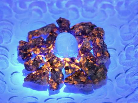 Glow-in-the-dark mineral 1, JPG