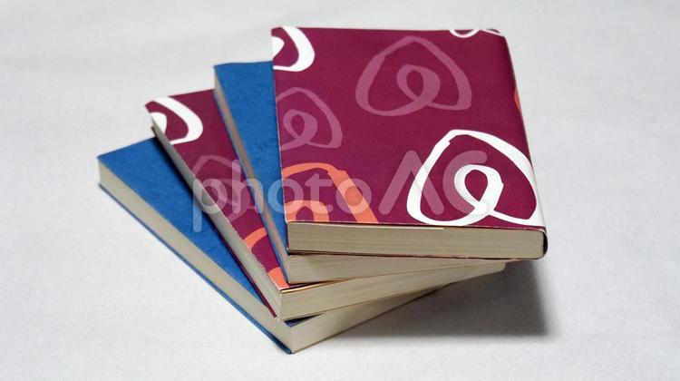 積まれた本4冊　 本,書籍,４冊の写真素材