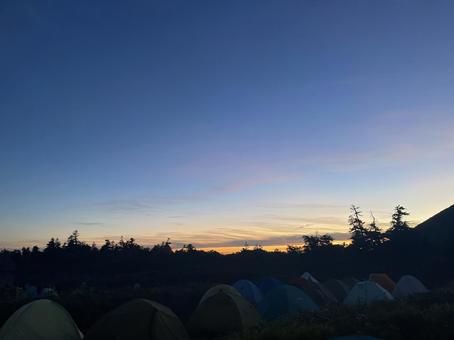 白山 夕日とテント場 白山 夕日とテント場の写真