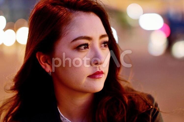 夜の街にいる派手目なメークをした日本人女性2 女性,日本人,アジア人の写真素材