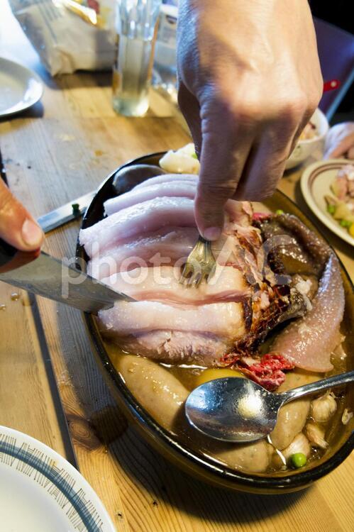 ローストダックとソーセージ_俯瞰 ダック,鶏肉,鶏肉の丸焼きの写真素材