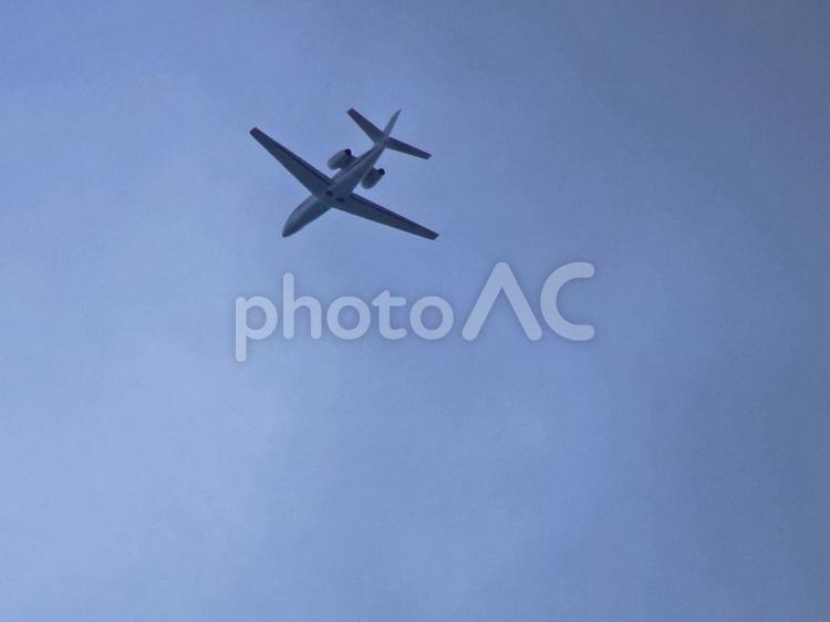 低空飛行の旅客機セスナサイテーション1 旅客機,セスナ,サイテーションの写真素材