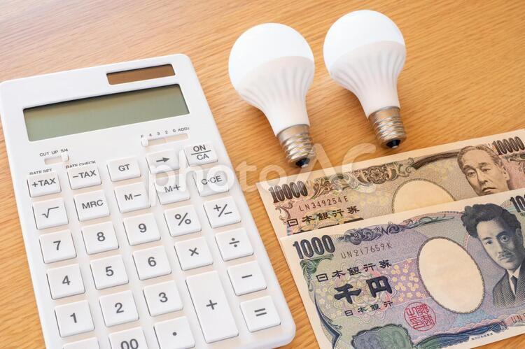電気代のイメージ（電球・電卓・現金） 電気代,節約,光熱費の写真素材
