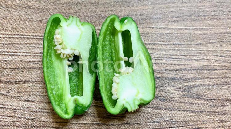 ピーマン　ハーフカット　断面　上から ピーマン,ぴーまん,野菜の写真素材