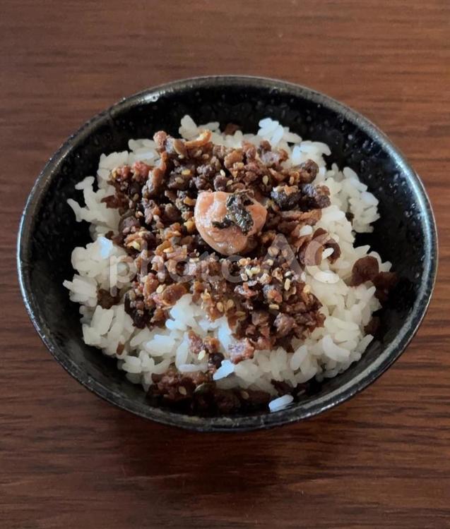 白米ご飯に牛タンしぐれとかつお梅の茶碗飯 茶碗飯,朝ご飯,牛タンしぐれの写真素材
